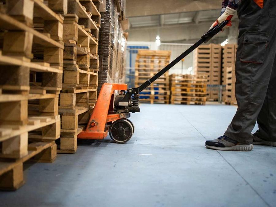 Paletten für den professionellen Warenversand und Möbelbau