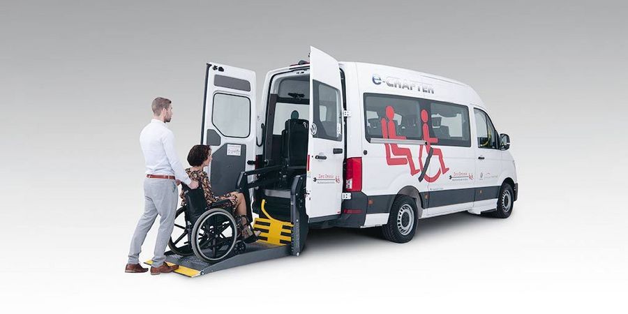 Tribus - Elektrisch angetriebener Bus mit Lift für Rollstuhlfahrer