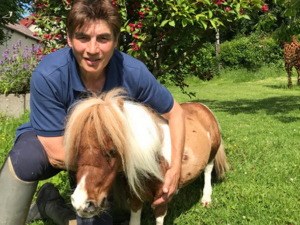 Das kleinste Pony der Welt heilt Herzen