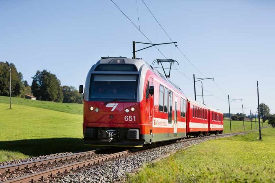 Compagnie des chemins de fer du Jura Züge auf der Schmalspur