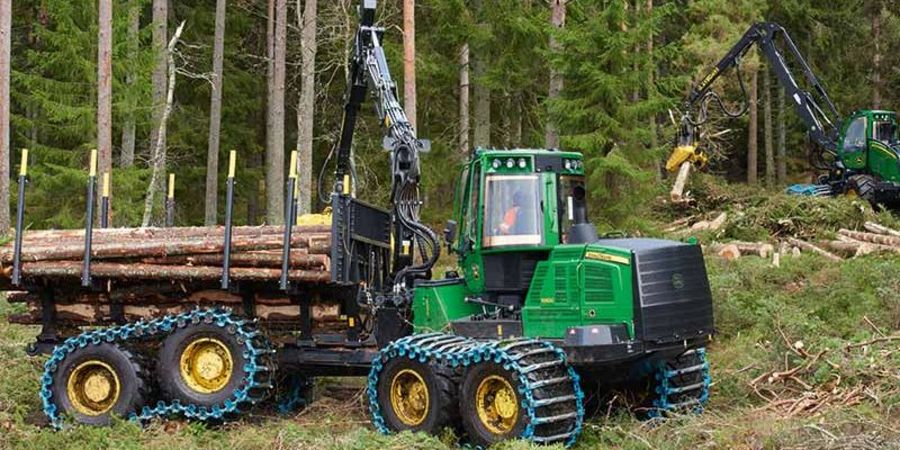 Die Fahrerkabine dieser Holzerntemaschine wird durch KASIGLAS® geschützt