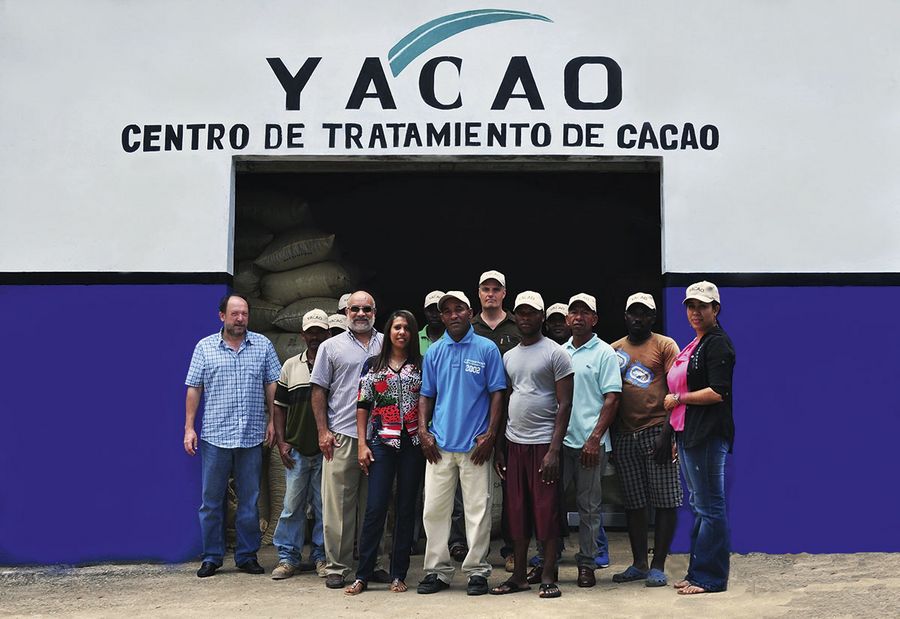 David Yersin und Mitarbeiter der Tochterfirma YACAO in der Dominikanischen Republik