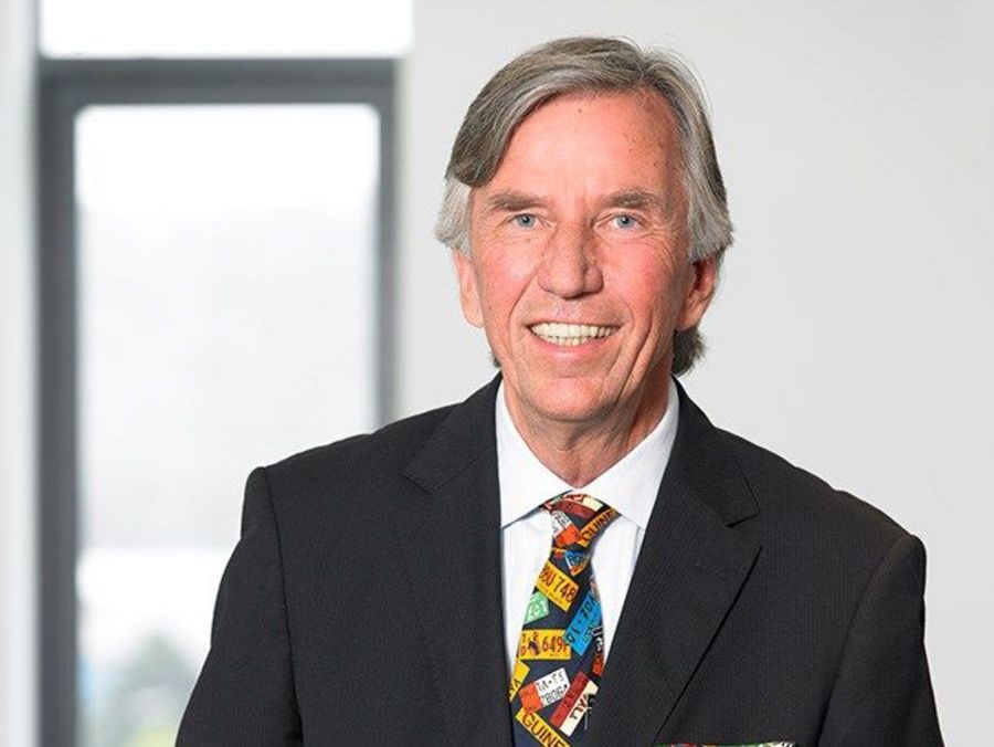 Helmut Jungbluth, CEO des Weltmarktführers für Kfz-Kennzeichen und Kennzeichen-Herstellungstechnik
