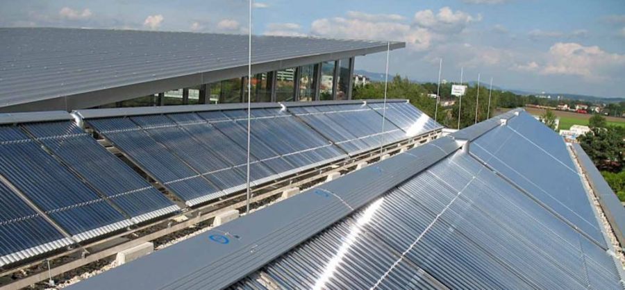 Solarthermieanlage von Elektrizitätswerk Wels auf dem Dach der Messehalle.