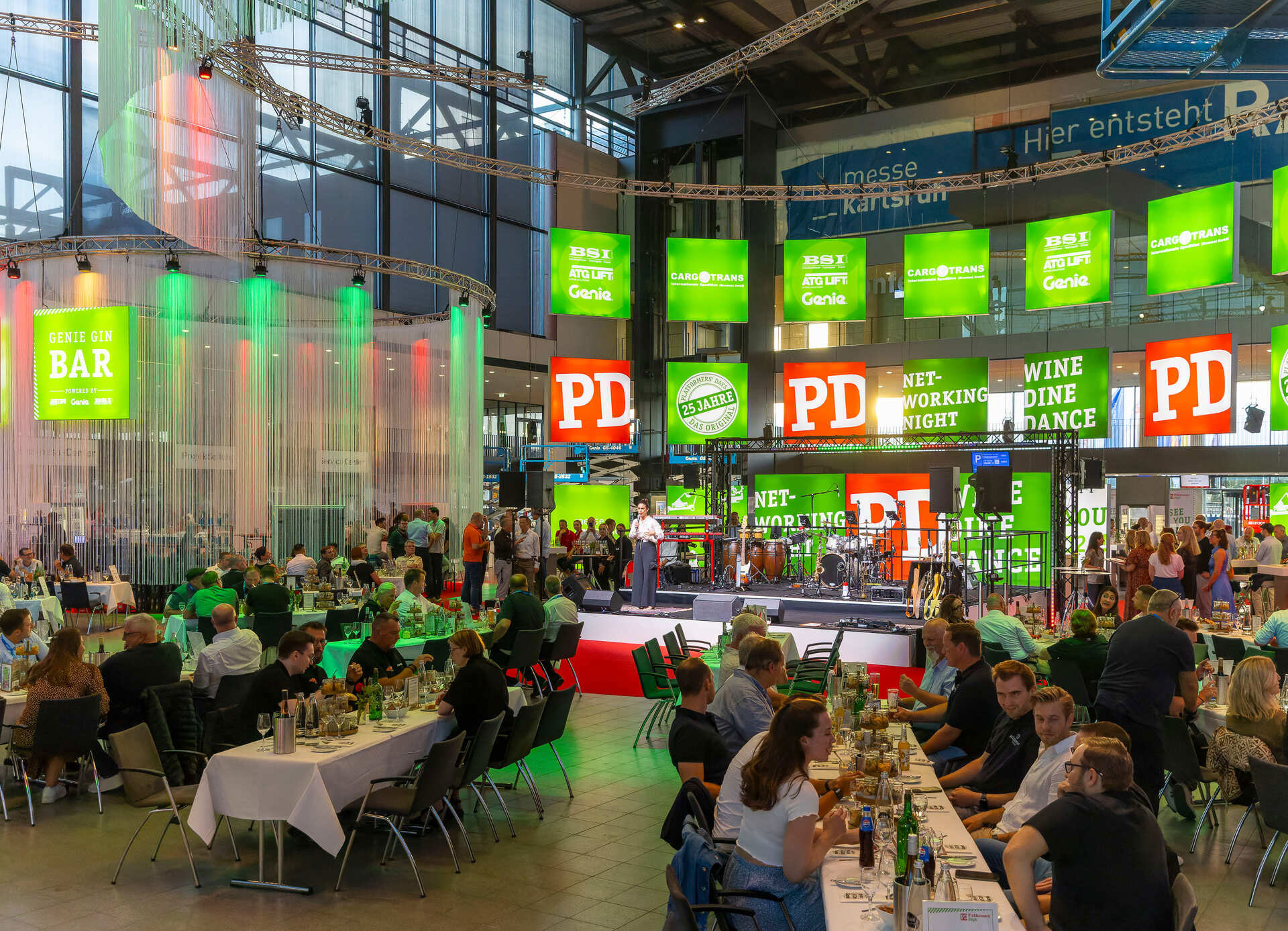 Networking-Abend der Platformers' Days in der Messe Karlsruhe mit Gästen, Bühne und gemeinsamen Dinner