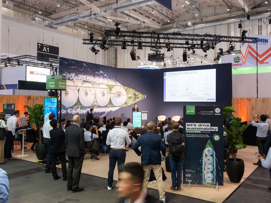Fachbesucher verfolgen einen Vortrag zu nachhaltigen Technologien auf der Green Stage der SMM in Hamburg