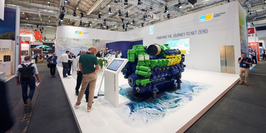 Messestand mit Schiffsmotor und Fachbesuchern auf der SMM in Hamburg