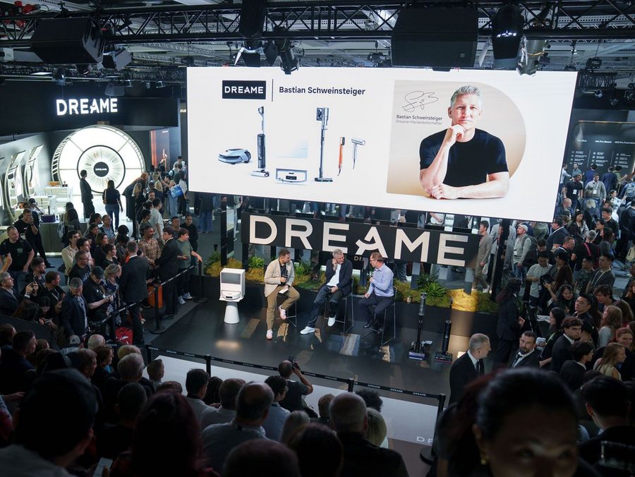 Großer Messestand mit Produktpräsentation und zahlreichen Besuchern auf der IFA in Berlin