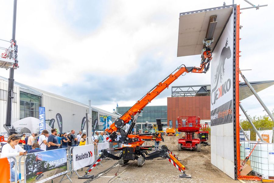 Hebetechnik im Praxistest auf den Platformers' Days Vorführung eines mobilen Hebegeräts auf dem Außengelände der Platformers' Days in Karlsruhe