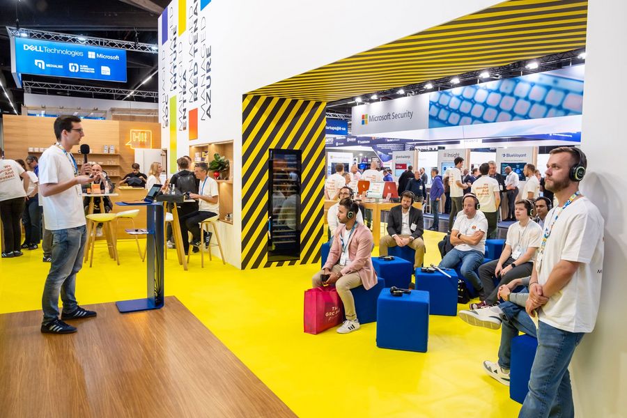Cybersecurity-Vortrag auf der it-sa Vortrag und Fachgespräch zu IT-Sicherheit auf einem Messestand der it-sa in Nürnberg
