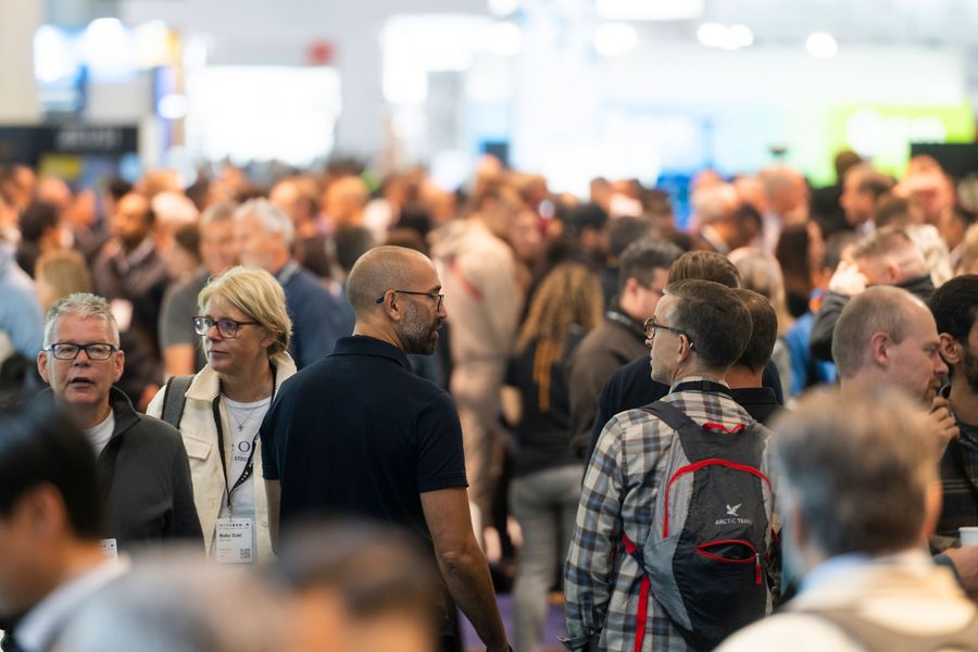 Fachbesucher auf der INTERGEO 2025 Fachbesucher im Gespräch in einer gut besuchten Messehalle der INTERGEO 2025