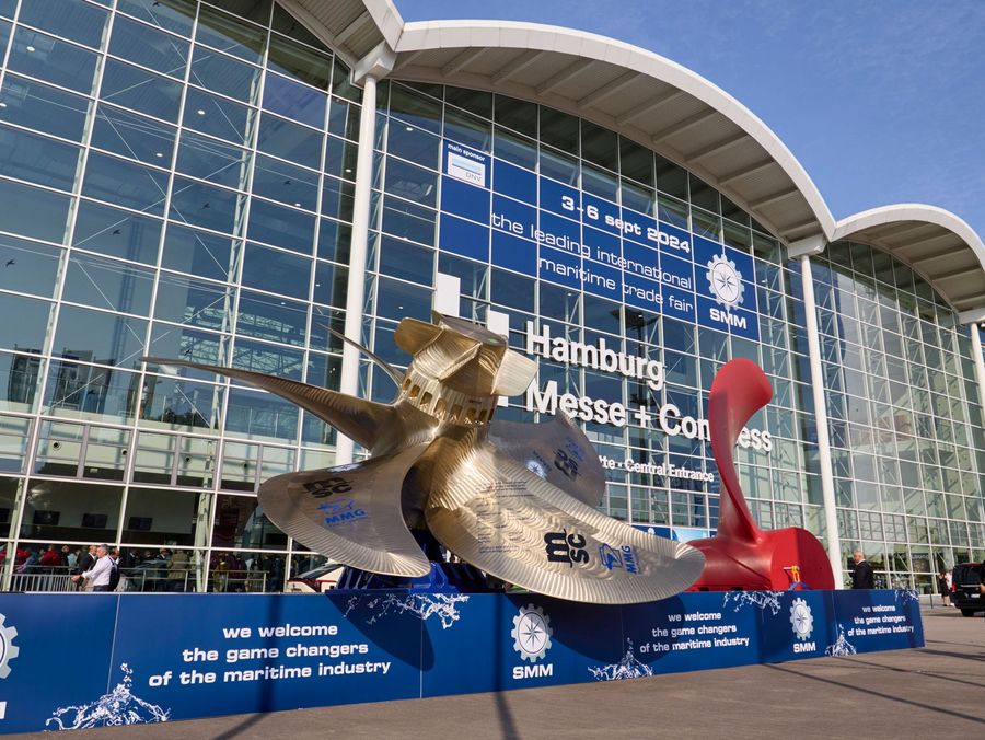 Eingangsbereich der SMM auf dem Gelände der Hamburg Messe mit großem Schiffspropeller