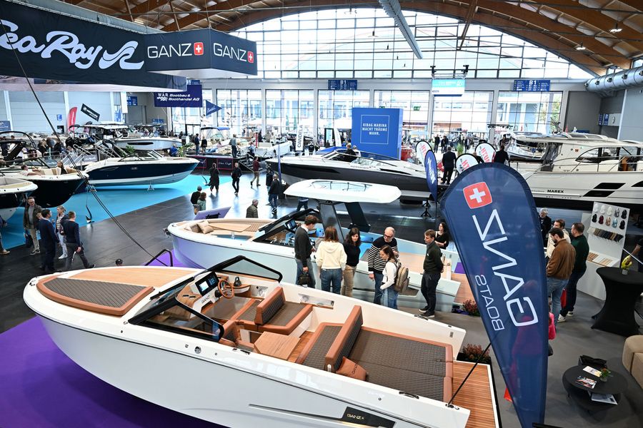 Motorboote auf der INTERBOOT 2025 Motorboote und Fachbesucher in einer Messehalle der INTERBOOT 2025 in Friedrichshafen
