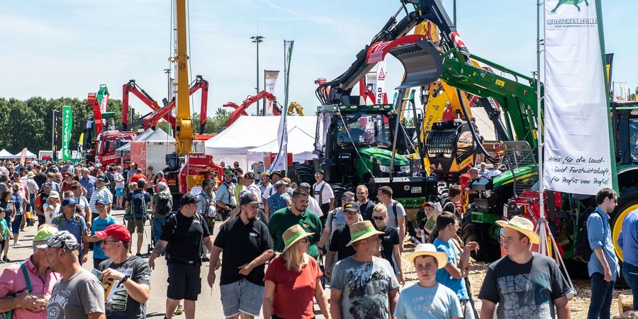 Forstmaschinen auf der INTERFORST in München Gut besuchtes Außengelände der INTERFORST mit Forstmaschinen, Kränen und Fachbesuchern in München