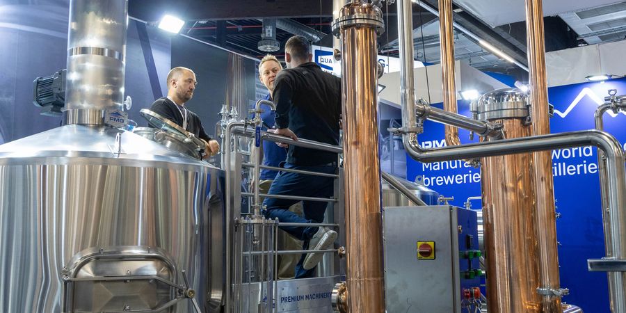 Brau- und Destillationstechnik auf der BrauBeviale Fachbesucher im Gespräch an einer Brau- und Destillationstechnikanlage auf der BrauBeviale in Nürnberg