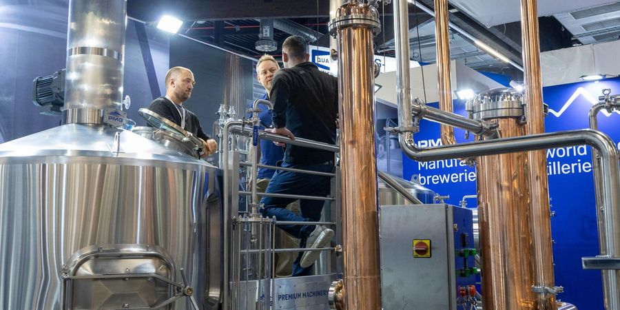 Brau- und Destillationstechnik auf der BrauBeviale Fachbesucher im Gespräch an einer Brau- und Destillationstechnikanlage auf der BrauBeviale in Nürnberg