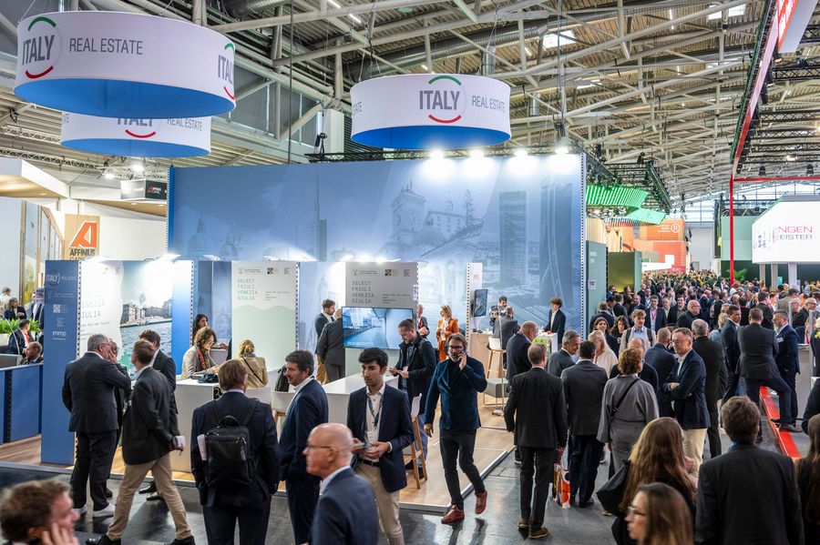 Internationale Immobilienbranche auf der EXPO REAL Gut besuchte Messehalle der EXPO REAL in München mit internationalen Immobilienausstellern und Fachbesuchern