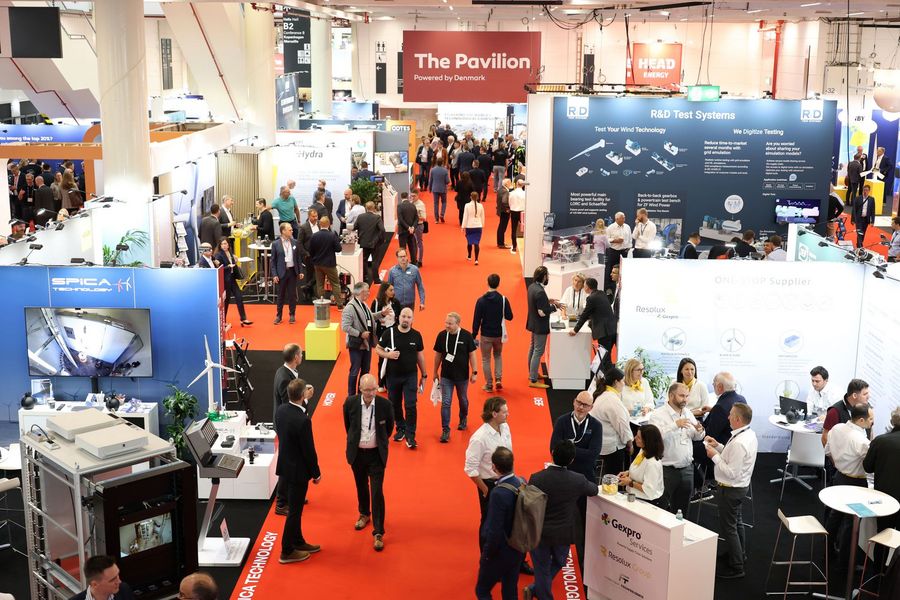 Fachbesucher und Aussteller in einer Messehalle der WindEnergy Hamburg