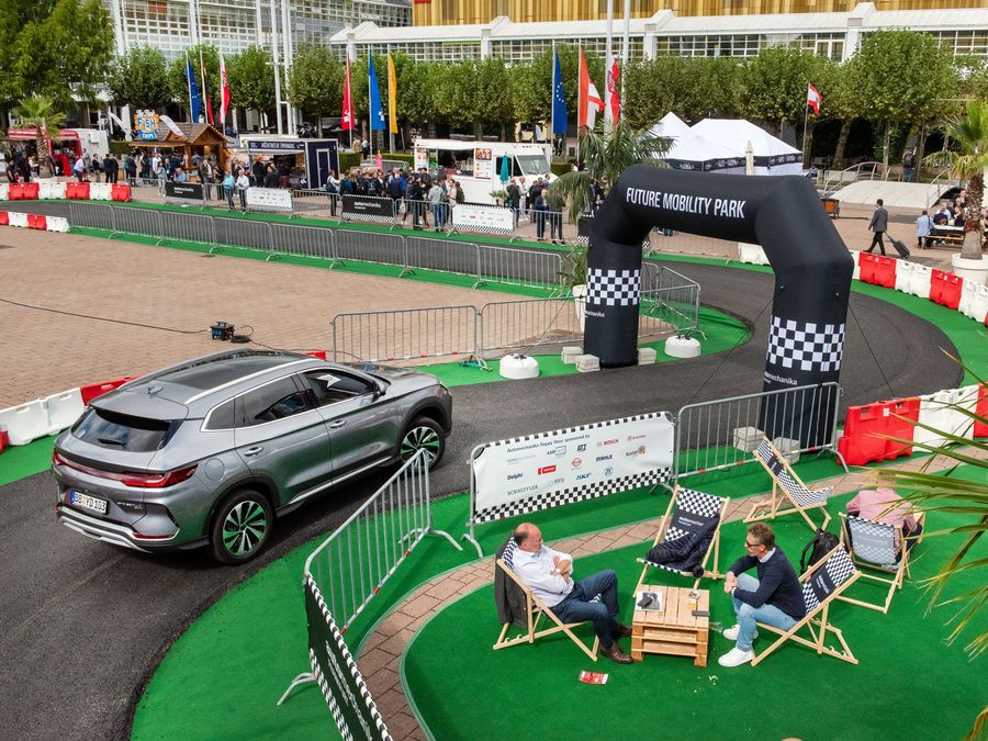 Fahrzeug auf dem Testparcours im Future Mobility Park der Automechanika Frankfurt