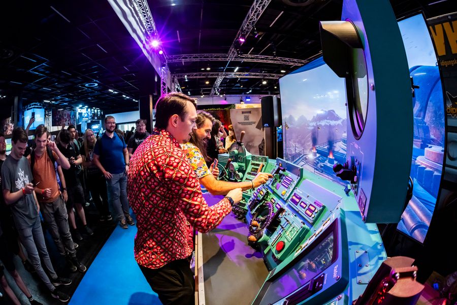 Interaktives Gaming auf der gamescom in Köln Besucher testen ein interaktives Gaming-Setup auf der gamescom in Köln