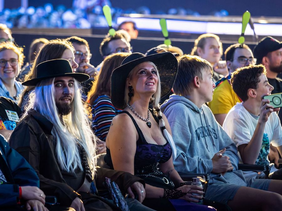 Publikum in Kostümen bei einer Veranstaltung auf der gamescom in Köln