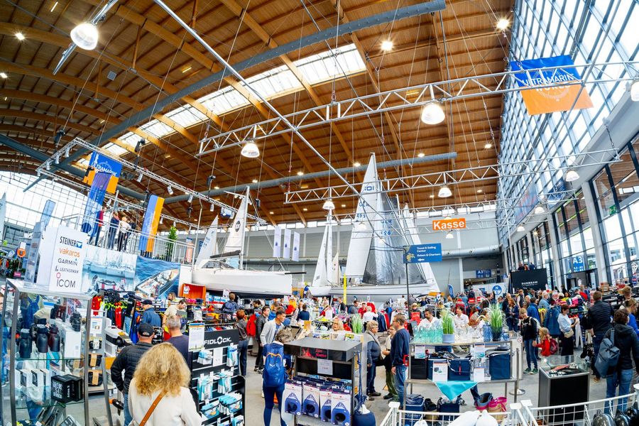 Messehalle der INTERBOOT 2025 in Friedrichshafen Gut besuchte Messehalle der INTERBOOT 2025 mit Segelbooten, Zubehör und Wassersportausrüstung