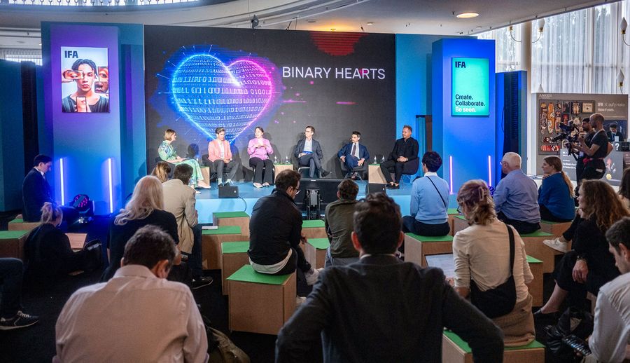 Podiumsdiskussion zu Digitalisierung, KI und vernetzter Technologie auf der IFA in Berlin