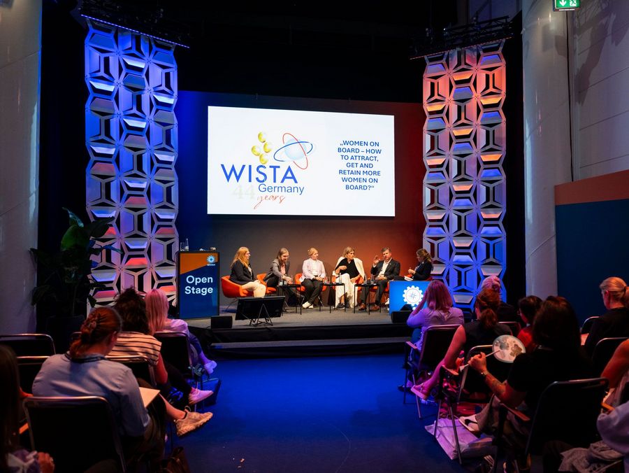 Podiumsdiskussion zum Thema Frauen in der maritimen Wirtschaft auf der SMM in Hamburg