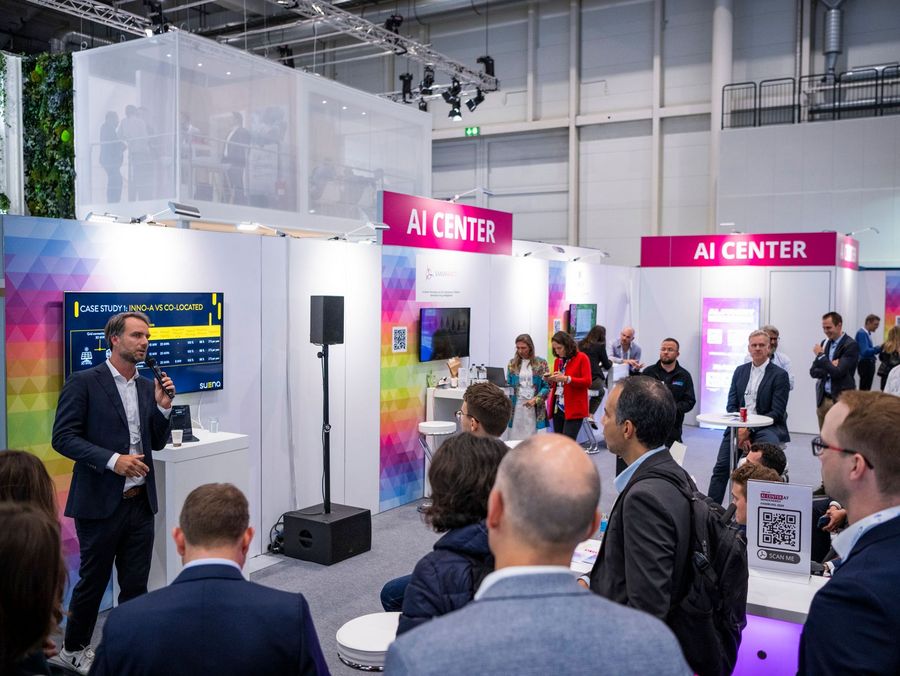 Fachbesucher verfolgen eine Präsentation zu Künstlicher Intelligenz im AI Center der WindEnergy Hamburg
