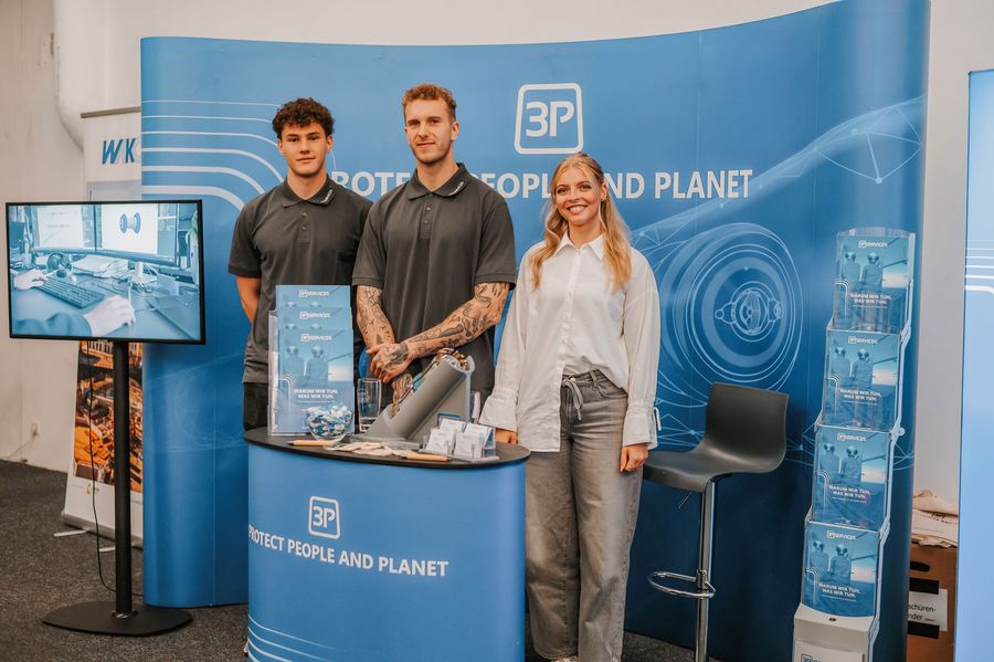 Technische Ausbildungsberufe auf der arbeitswelten Drei Unternehmensvertreter am Messestand auf der Ausbildungsmesse arbeitswelten