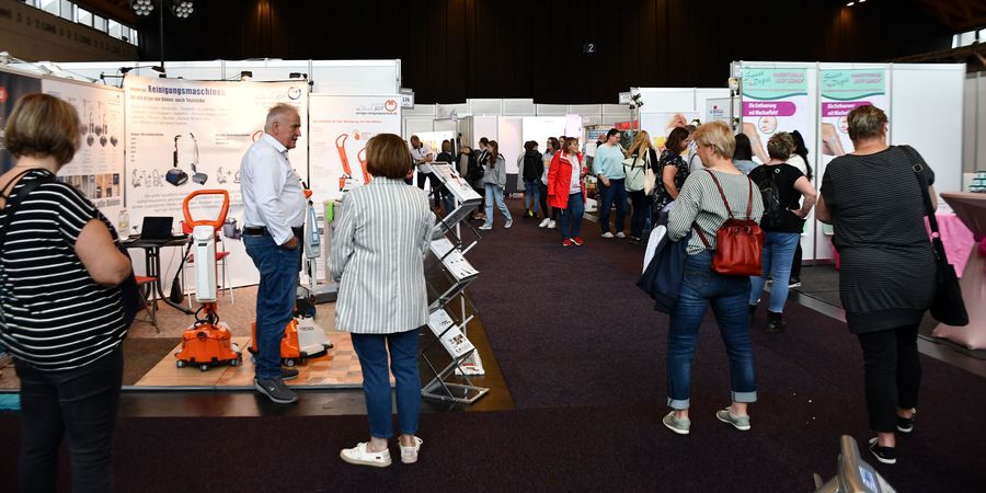 Fachbesucher auf der PflegeMesse in Rostock Besucherinnen und Besucher in einer Messehalle der PflegeMesse in Rostock