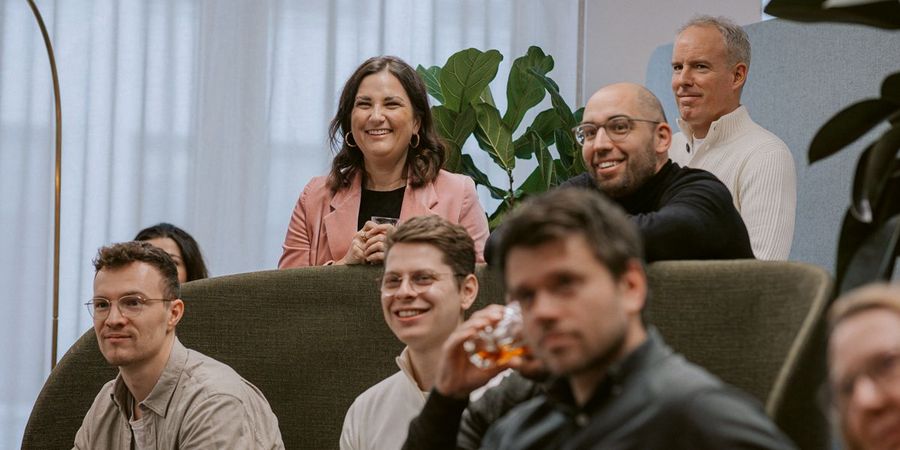 Austausch auf Augenhöhe, interdisziplinäre Zusammenarbeit und ein starkes Gemeinschaftsgefühl prägen den Arbeitsalltag der Implement Consulting Group