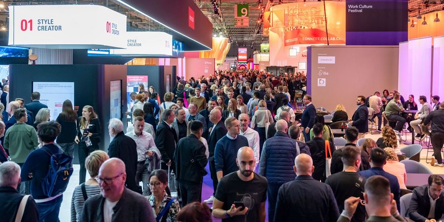 Arbeitswelten auf der ORGATEC in Köln Gut besuchte Messehalle der ORGATEC in Köln mit Fachbesuchern, Ausstellungsständen und dem Work Culture Festival