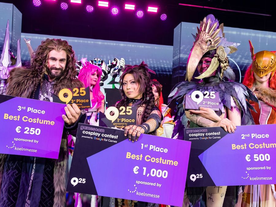Preisträgerinnen und Preisträger des gamescom Cosplay Contest 2025 mit ihren ausgezeichneten Kostümen
