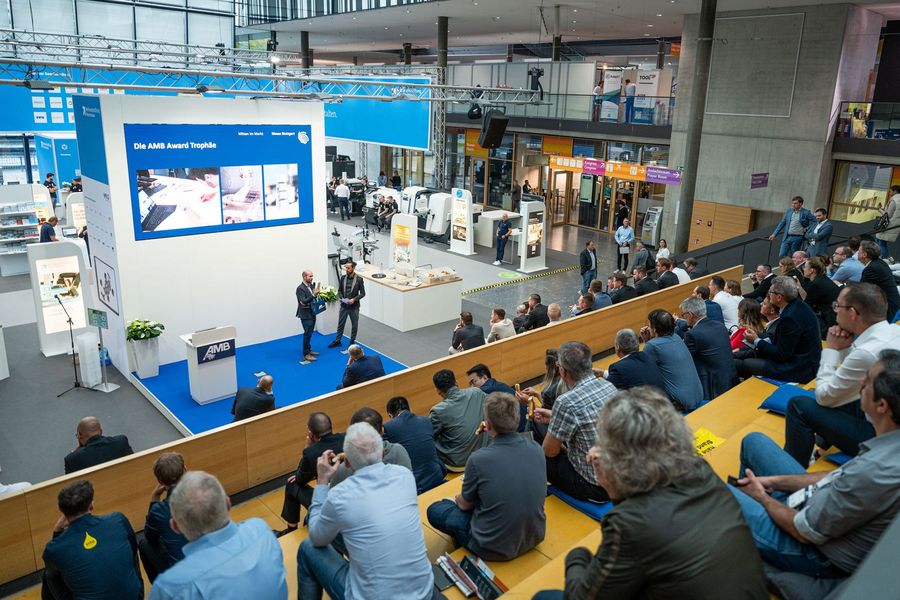 Fachbesucher verfolgen die Präsentation des AMB Award auf der Messe Stuttgart