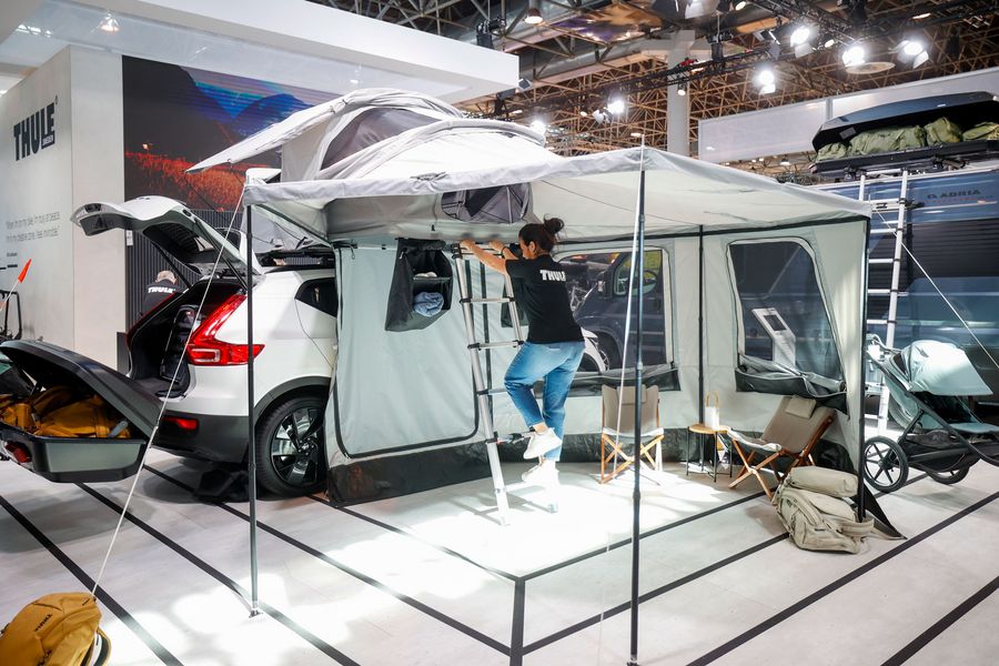 Dachzelt und Campingzubehör auf dem CARAVAN SALON Düsseldorf Dachzelt mit Vorzelt an einem Fahrzeug auf dem CARAVAN SALON Düsseldorf