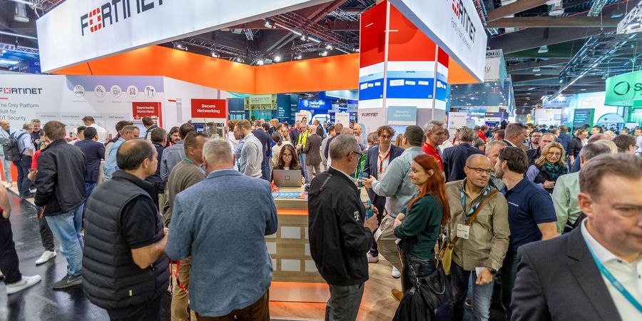 Cybersecurity-Lösungen auf der it-sa in Nürnberg Fachbesucher im Gespräch an einem gut besuchten Cybersecurity-Messestand auf der it-sa in Nürnberg