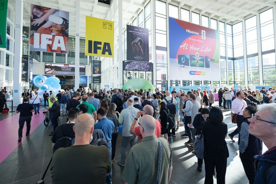 Besucher auf der IFA in Berlin Gut besuchter Eingangsbereich der IFA in Berlin mit zahlreichen Fach- und Privatbesuchern