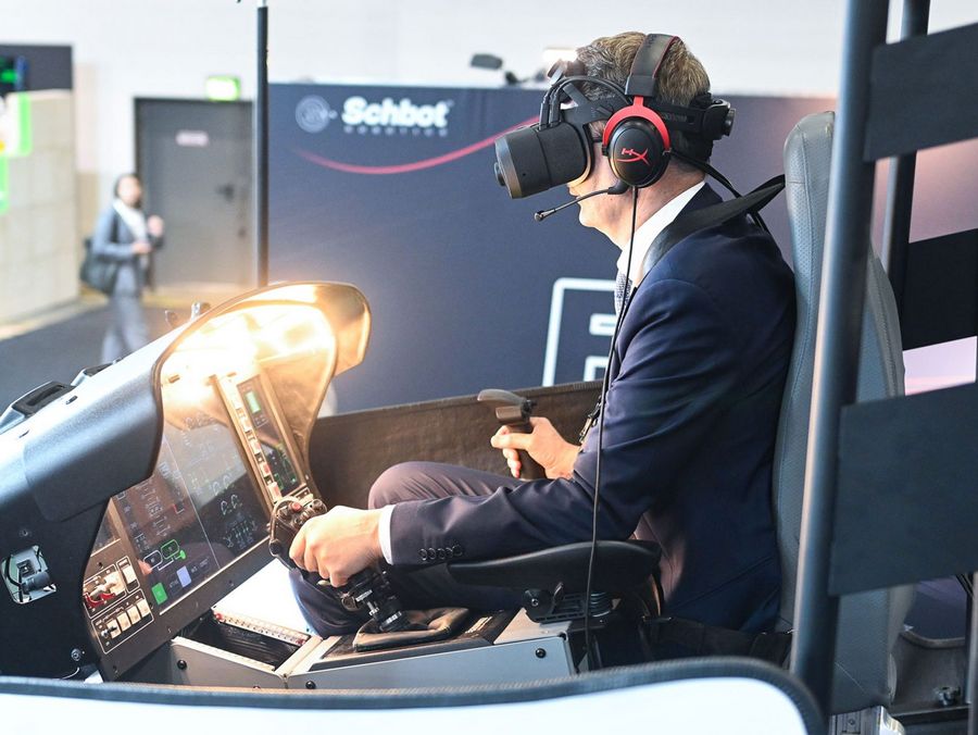 Ein Messebesucher testet einen Flugsimulator mit Virtual-Reality-Brille auf der IFA in Berlin