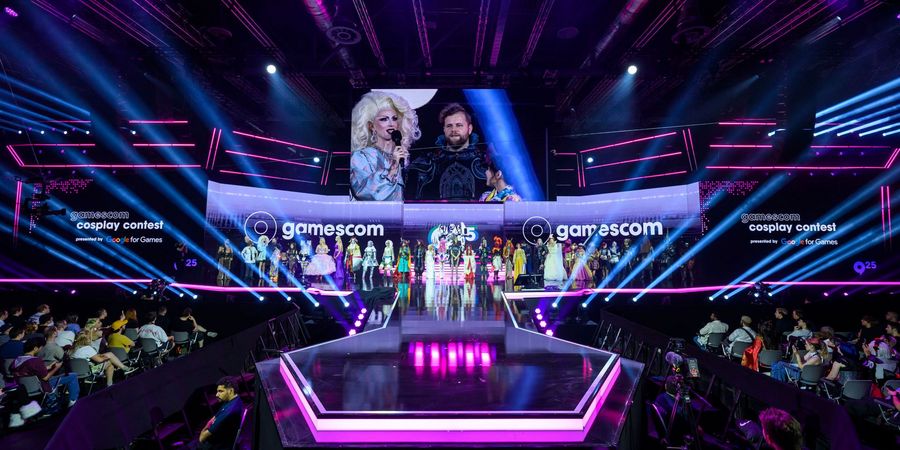 Bühne des gamescom Cosplay Contest 2025 mit Teilnehmenden und Publikum in Köln
