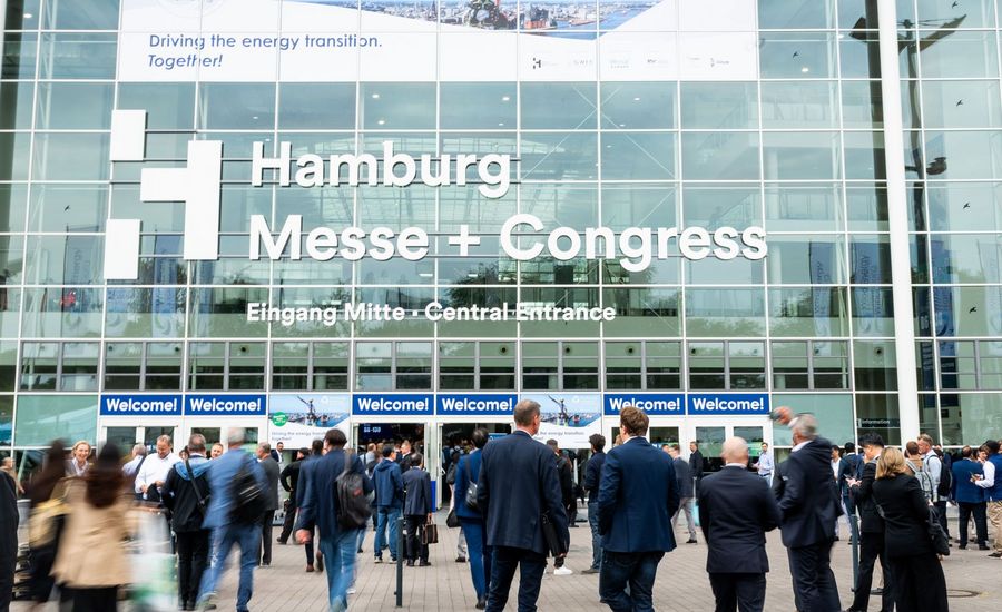 Eingang der WindEnergy Hamburg mit zahlreichen Fachbesuchern vor der Hamburg Messe