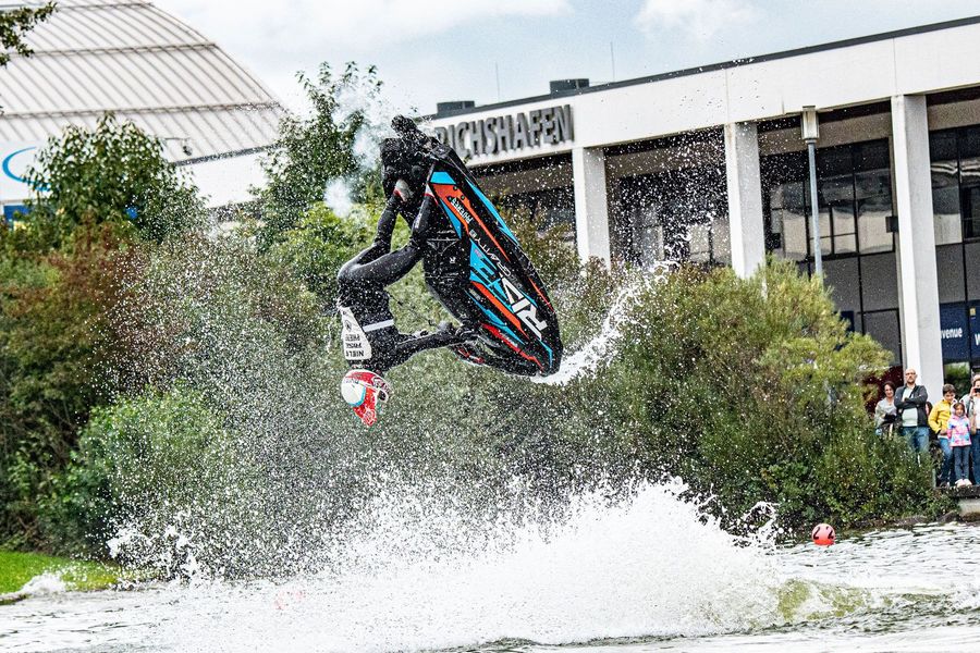 Jetski-Show auf der INTERBOOT 2025 Jetski-Fahrer zeigt einen Rückwärtssalto bei einer Wassersport-Vorführung auf der INTERBOOT 2025