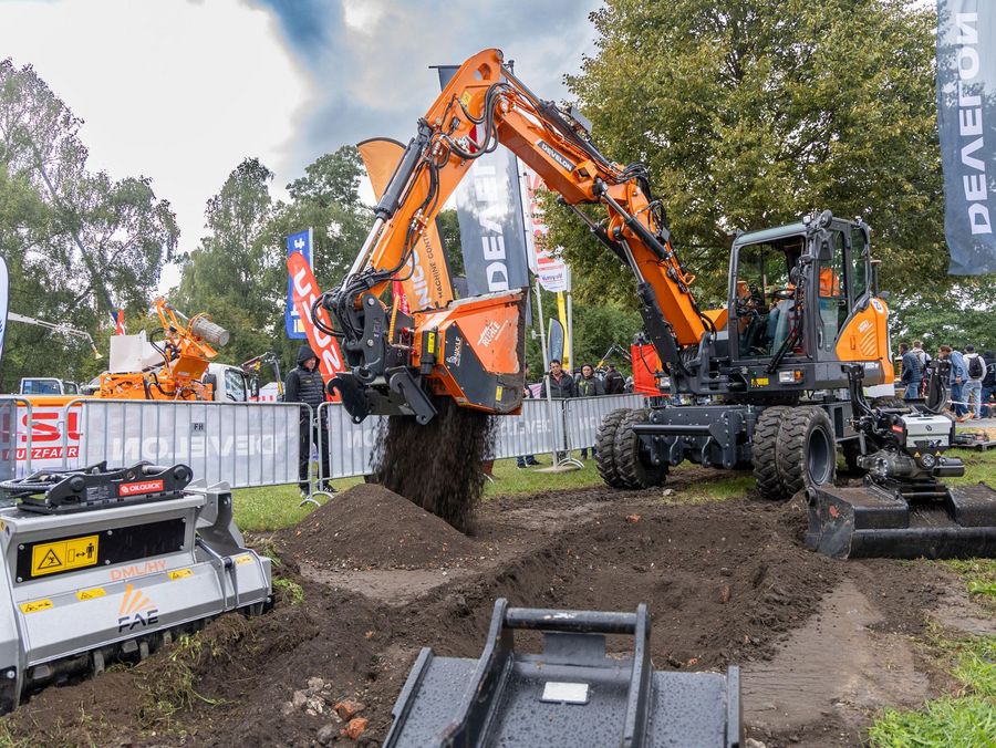 Bagger bei einer Live-Vorführung auf dem Außengelände der GaLaBau 2026 in Nürnberg
