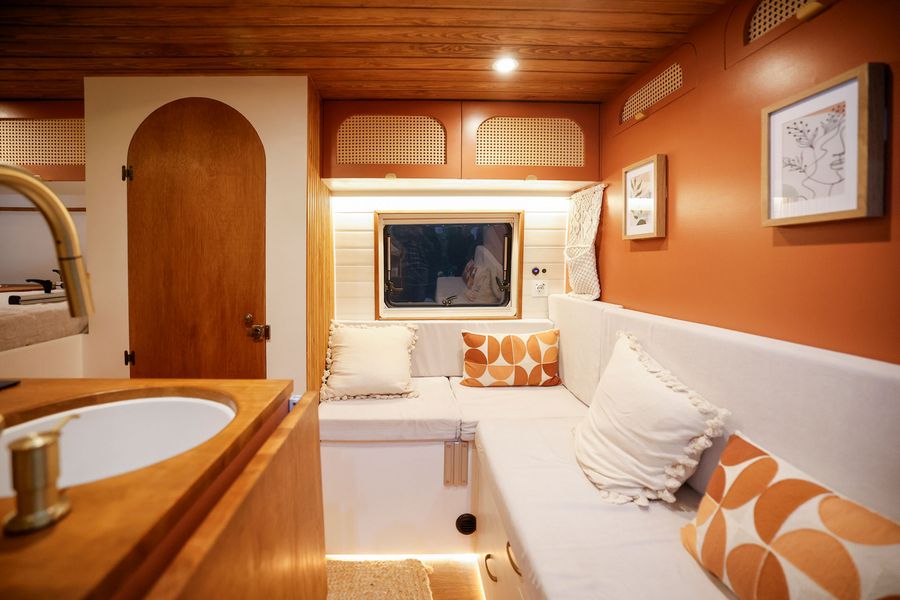 Moderner Wohnmobil-Innenraum auf dem CARAVAN SALON Düsseldorf Innenraum eines modernen Wohnmobils mit Sitzgruppe, Küche und Holzausstattung auf dem CARAVAN SALON Düsseldorf
