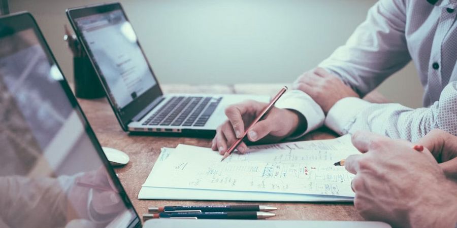 Vertragsunterlagen prüfen, Fristen und Beträge nachrechnen: Symbolbild zur Prüfung von Kreditverträgen. Foto: Unsplash Vertragsunterlagen prüfen, Fristen und Beträge nachrechnen: Symbolbild zur Prüfung von Kreditverträgen. Foto: Unsplash
