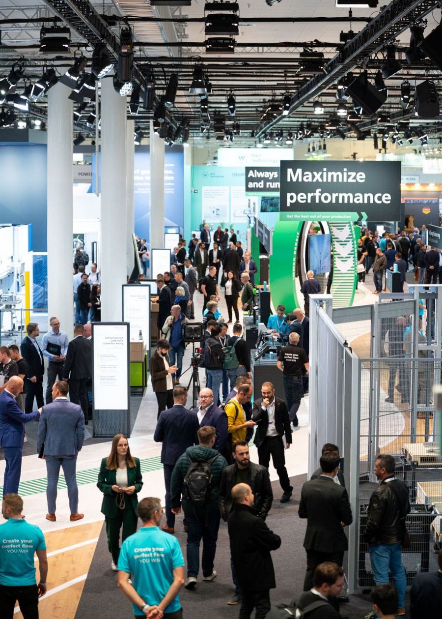 Gut besuchte Messehalle der EuroBLECH mit Fachbesuchern, Maschinen und Lösungen für die industrielle Blechbearbeitung