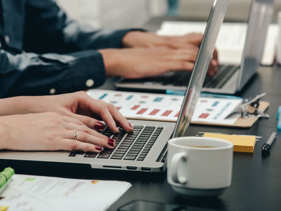 Künstliche Intelligenz in der Wirtschaft: Chancen und Herausforderungen Künstliche Intelligenz in der Wirtschaft: Chancen und Herausforderungen