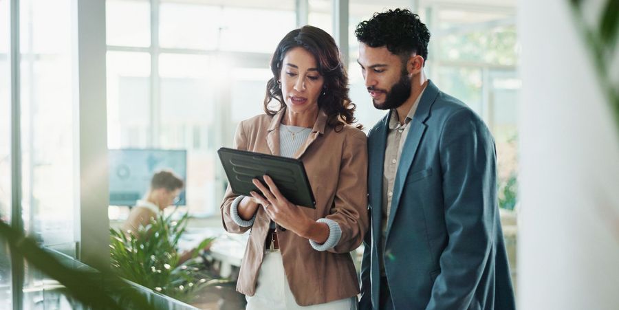 Es ist wichtig, sich mit der Performance einer Online-Marketing-Kampagne auseinanderzusetzen. Bild: Adobe Stock © peopleimages.com