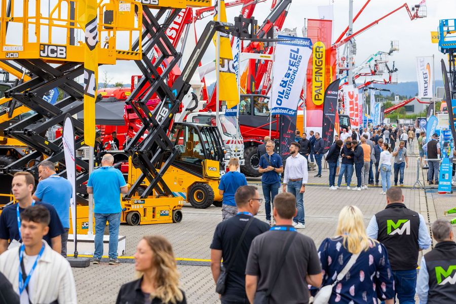 Fachbesucher auf den Platformers' Days in Karlsruhe Fachbesucher zwischen Arbeitsbühnen, Kränen und Staplern auf den Platformers' Days in Karlsruhe
