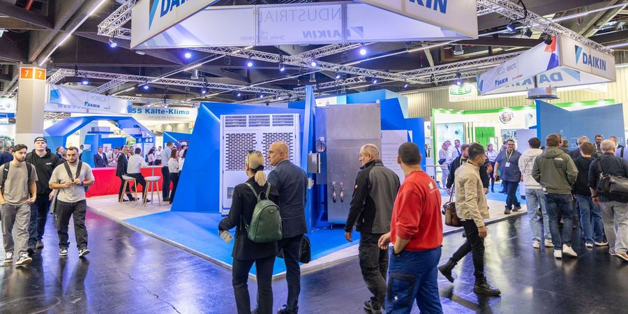 Kälte- und Klimatechnik auf der Chillventa in Nürnberg Fachbesucher an einem Messestand für Kälte- und Klimatechnik auf der Chillventa in Nürnberg